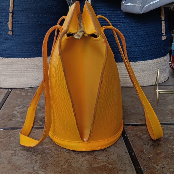 REHAB LOUIS VUITTON YELLOW EPI LEATHER SHOULDERBAG - Picture 5 of 17